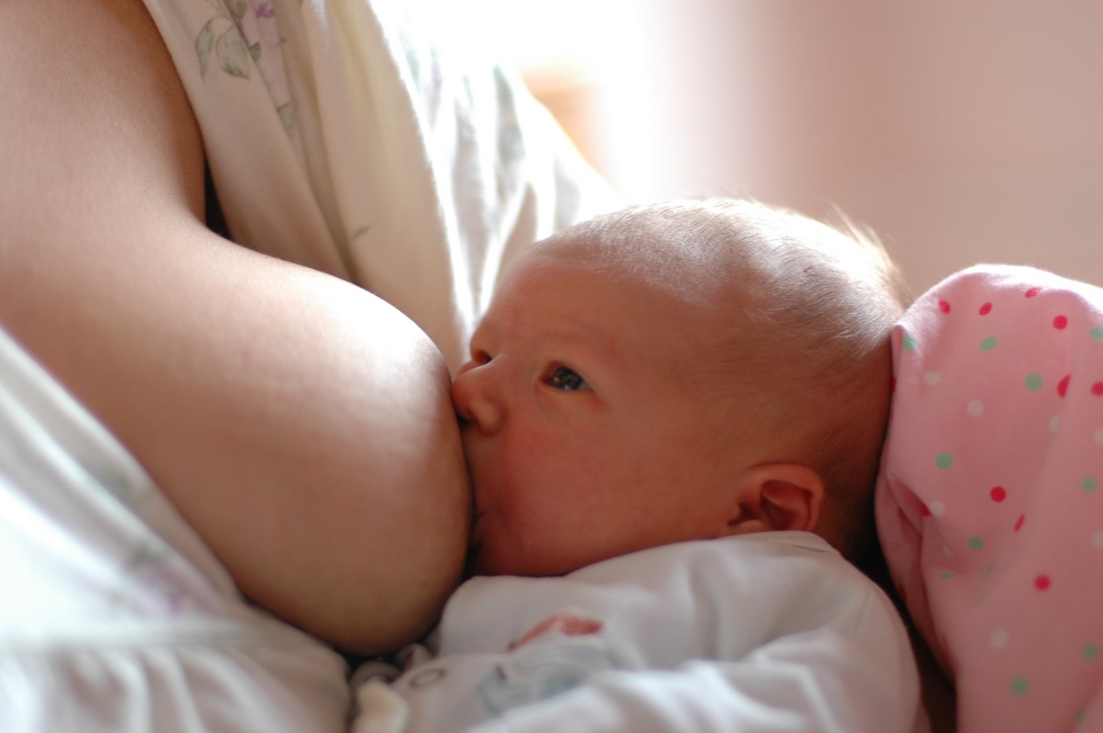 mãe amamentando bebê