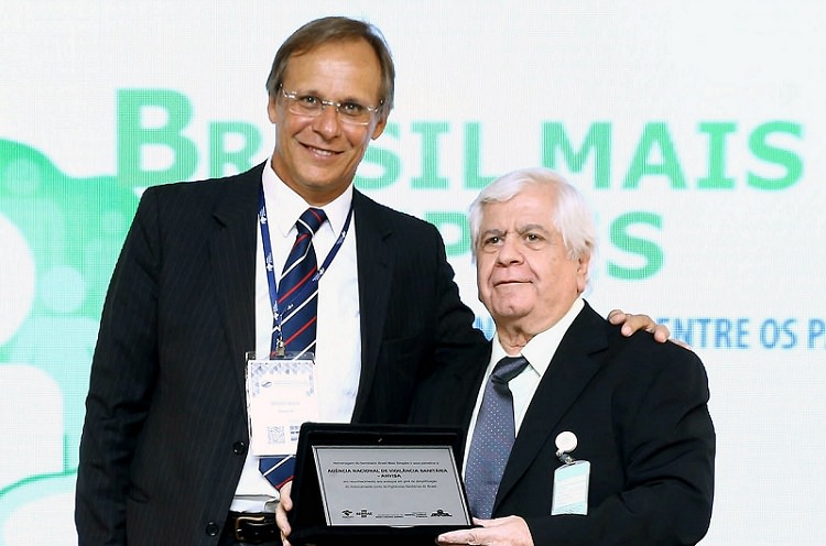 William Dib recebe uma placa em reconhecimento da atuação da Agência, junto às vigilâncias Sanitárias do Brasil.