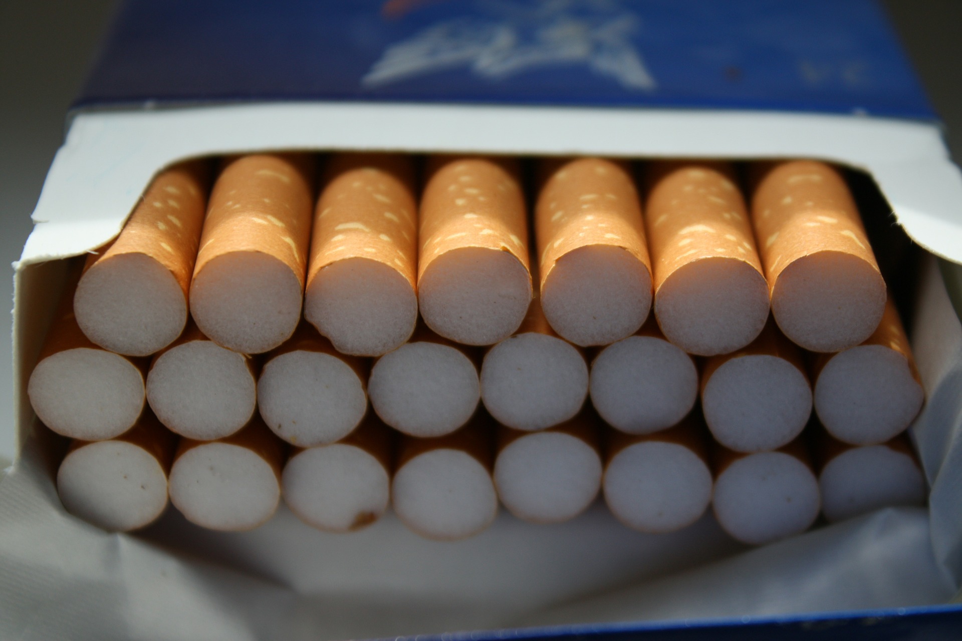 caixa de cigarros aberta cheia de cigarros